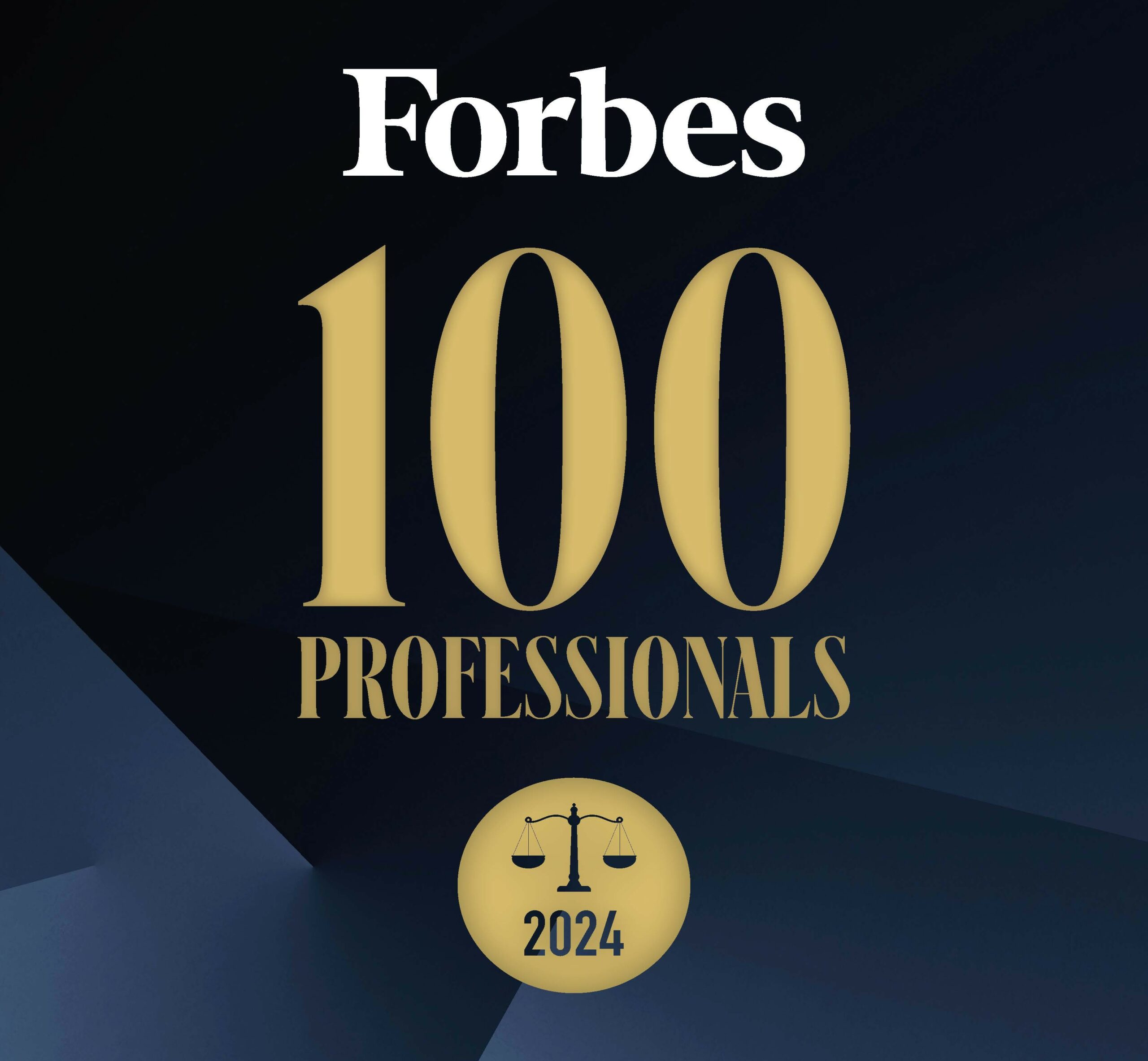 Logo Forbes 100 Professionals 2024, con il titolo in caratteri dorati su sfondo scuro e un simbolo di bilancia che rappresenta l'equilibrio tra professioni legali e professionali, evidenziando i migliori professionisti selezionati dell'anno.